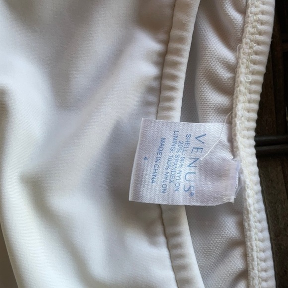 Venus size 4 white bikini - Picture 2 of 3